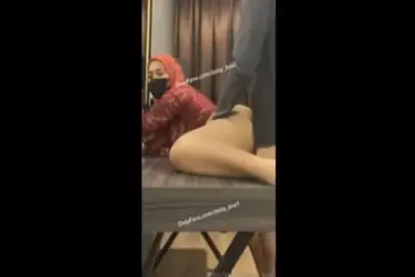Bokep Hijab Ngewe Tante Kebaya Merah Sampe Memek Becek poster