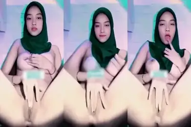 Bokep Hijab Sarah Colmek Basah Gaya Solo Intens Lumer poster