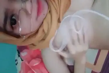 Gadis Hijab Berkacamata Montok Panas Viral poster